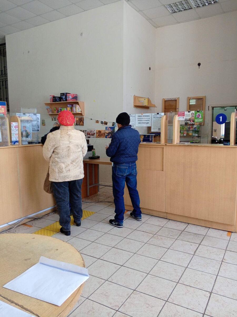 Наша почта. Работает одно окно. Половина очереди ушли деньги снимать на комуналку, принимают только наличные.