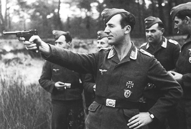 Эсэсовец убрал оружие, уверенный, что с мальчишкой покончено: он не догадывался, ЧТО этот парень сделает для человечества через 20 лет