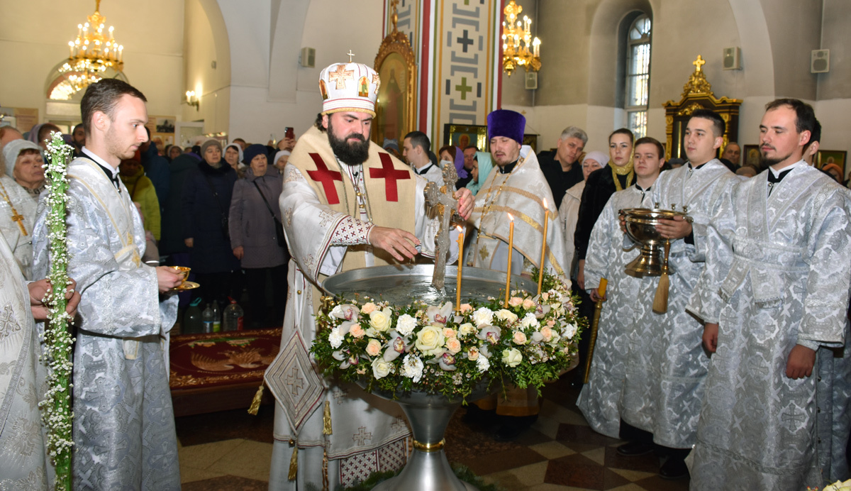 Архиепископ Пятигорский и Черкесский Феофилакт освящает крещенскую воду. Фото Светланы ОСЕЦКОЙ.