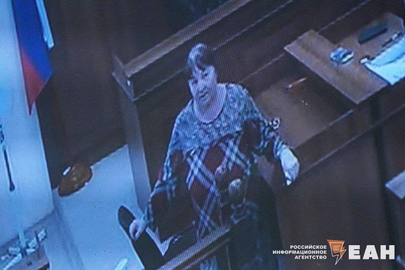    ЕАН. Бабушка Дениса Алаярова Татьяна на связи с судом по ВКС