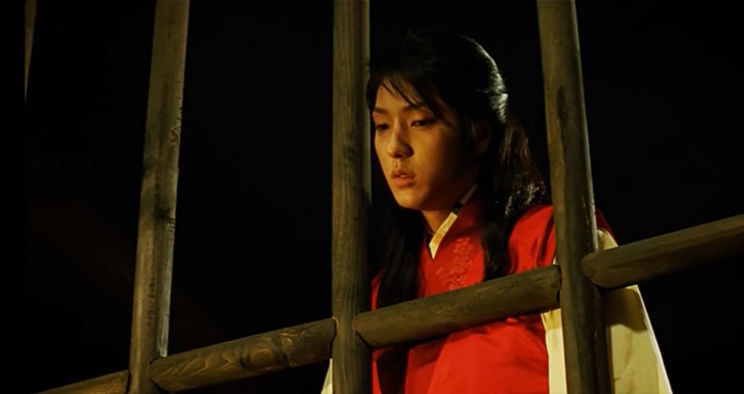 Вот именно так, тихо и внимательно следит Гонгиль за происходящим - незримо для всех.