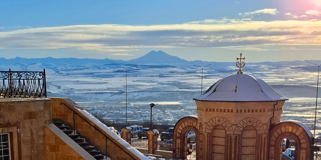 Второафонский монастырь на горе Бештау: мозаики, вид на Эльбрус и круглая башня для монахов