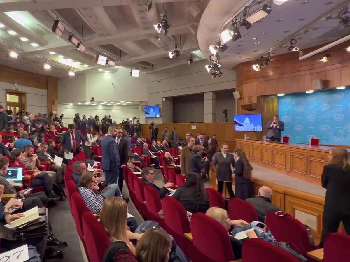    Журналисты перед годовой пресс-конференцией министра иностранных дел России Сергея Лаврова. Кадр видео | © МИД России