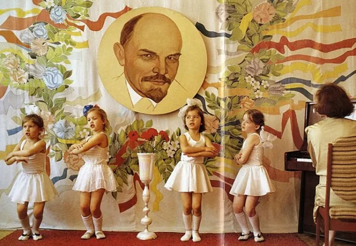 2. "Утренник под портретом вождя"