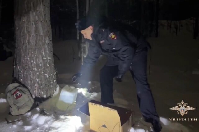    Оперативник изучает вещи подозреваемого. Фото: ГУ МВД России по Иркутской области