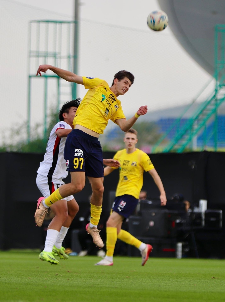 Эпизод матча «Ростов» - «Чэнду Жунчен». Верховую борьбу ведет Илья Зубенко. Фото из архива ФК «Ростов»