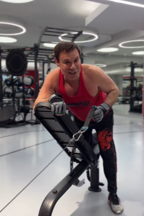 Ефим Шифрин в спортзале.