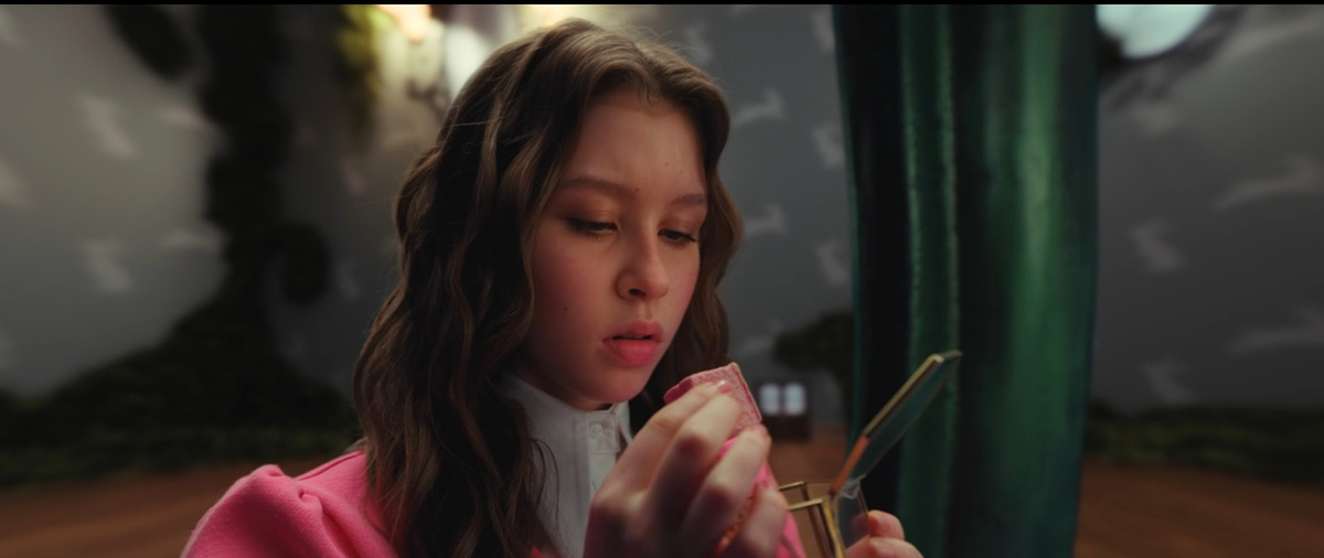 Анна Пересильд в роли Алисы