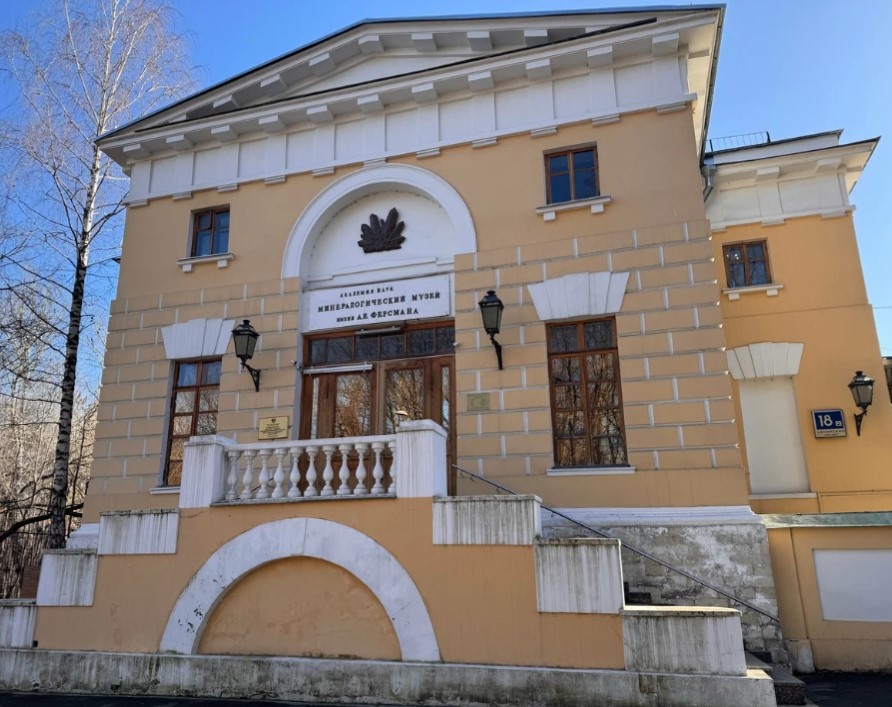 Красивое здание и снаружи, и внутри