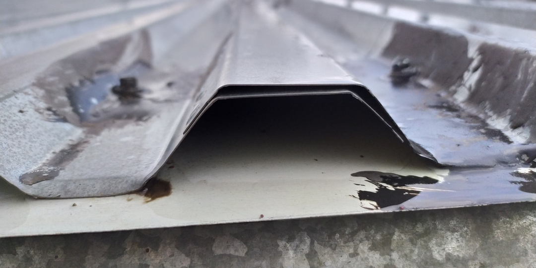 Крыша из профнастила начинает течь через 2–3 года: чем герметизировать стыки, чтобы забыть о проблеме?