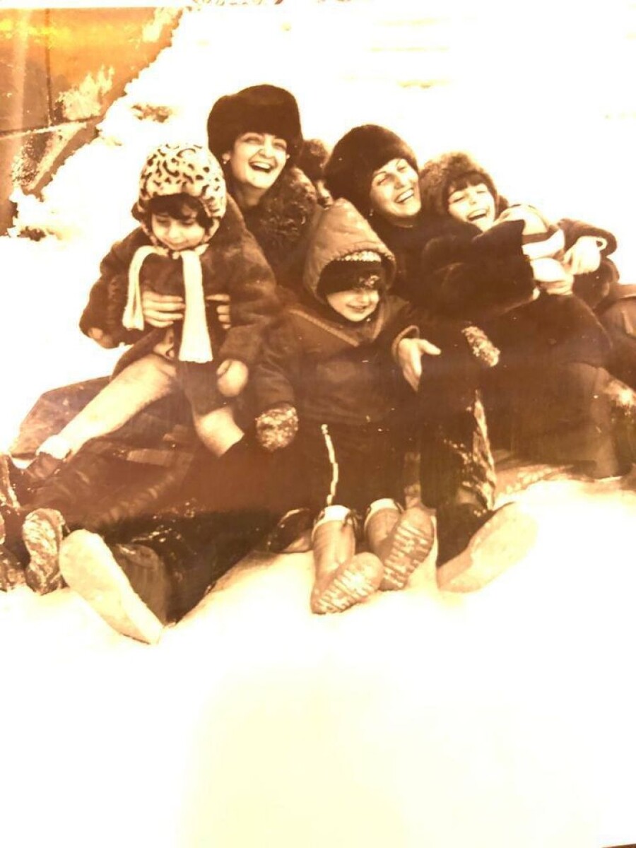    Маленькая Маргарита Симоньян вместе с семьей. Источник: t.me/msimonyan