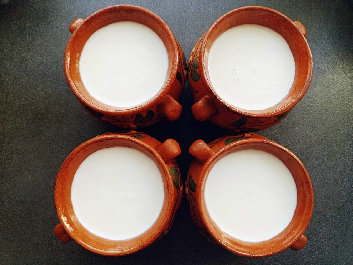 Просто разливаем молоко по глиняным горшочкам