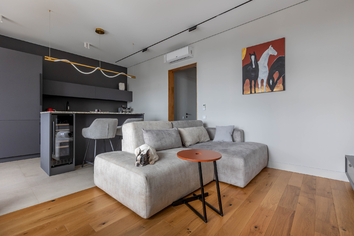 Кухня-гостиная с островом — центр дома: матовые тёмные фасады, каменная столешница и минималистичная линия хранения