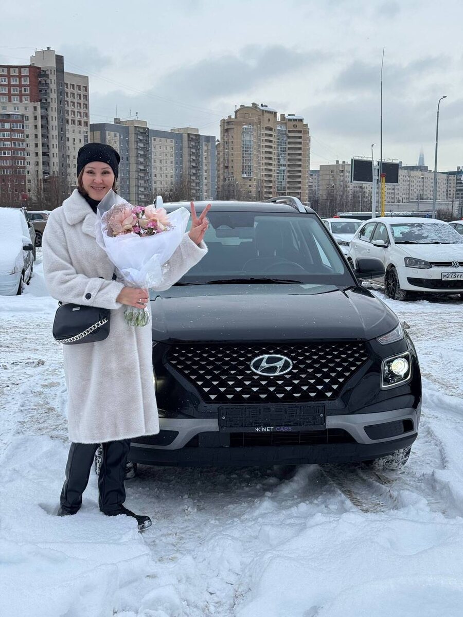 Эльвира Ирековна со своим новым Hyundai Venue, доставленным командой NetCars