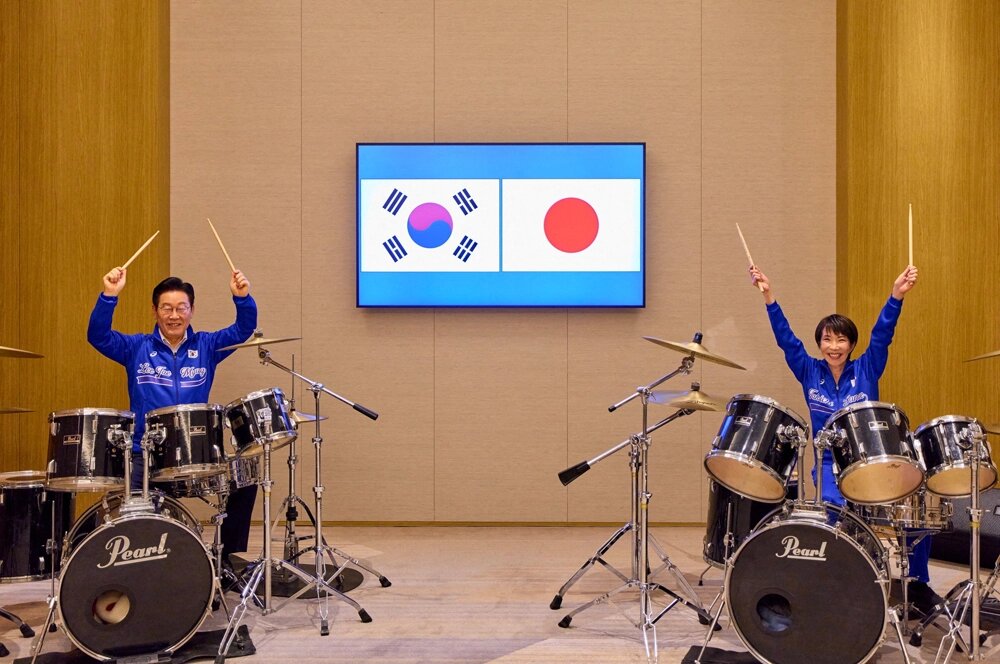    Президент Южной Кореи Ли Чжэ Мён (слева) и премьер-министр Японии Санаэ Такаити используют палочки не только для еды. Фото: Reuters