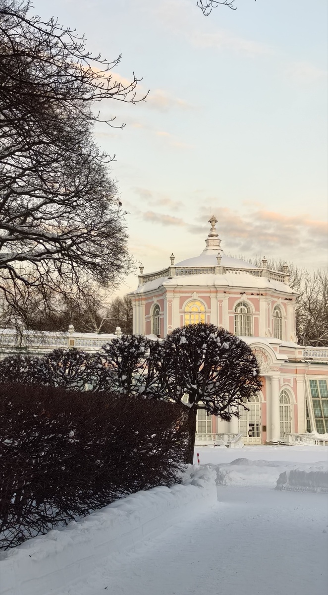 По дороге в Большую каменную оражерею в музее-усадьбе Кусково.