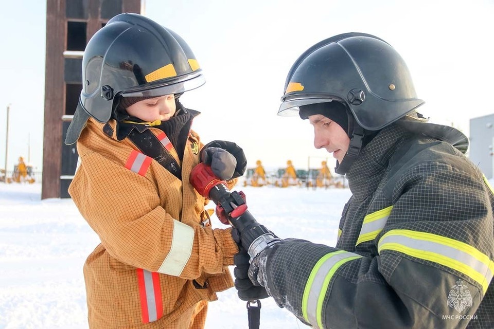    Малыш побывал на увлекательной экскурсии. Фото: МЧС России