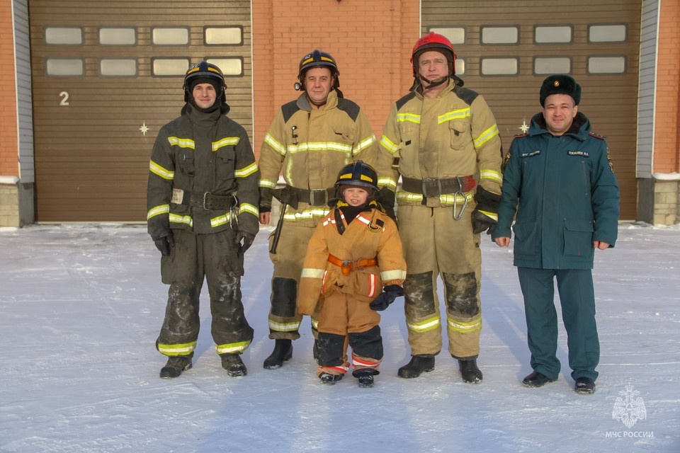    Лев побывал в настоящей пожарной части. Фото: МЧС России