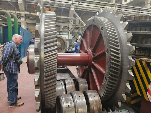 Зубчатое профильное колесо в цеху