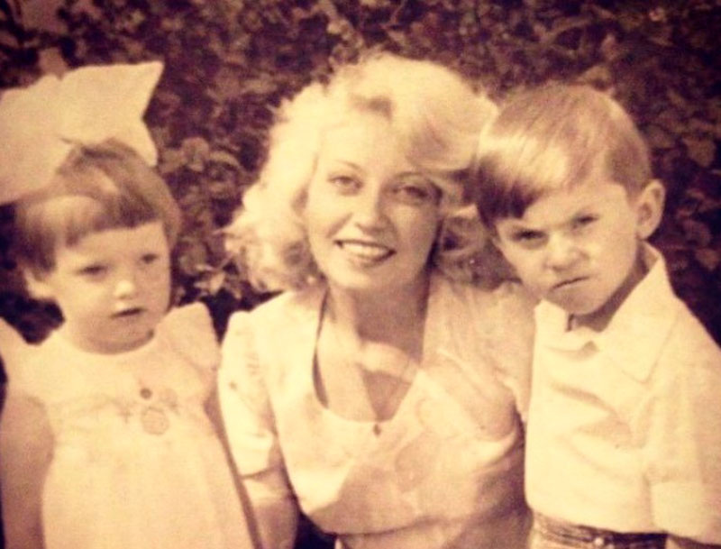 Александр с сестрой и мамой