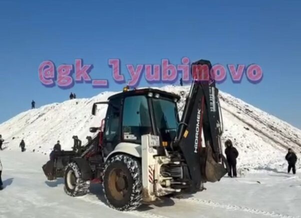 «Дайте детям покататься»: двое мужчин подрались на заснеженной горке в Краснодаре