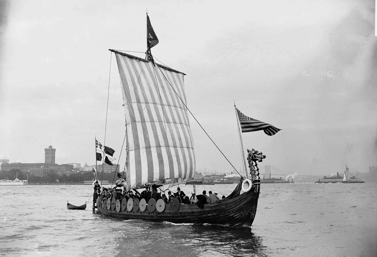 Точная копия Гокстадского корабля, представленного на Всемирной выставке в Чикаго в 1893 году. Гокстадский корабль (норв. Gokstadskipet) — корабль викингов IX века (драккар), использованный в качестве погребального корабля и обнаруженный в 1880 году в кургане на берегу норвежского Саннефьорда (губерния Вестфолл). Предполагается, что корабль использовался для торговли и набегов. Экипаж мог вместить 34 человека, судно могло двигаться под парусами или на вёслах. Некоторые характеристики: длина — примерно 23 м; ширина — 5,1 м; парусное вооружение состоит из одного большого рейкового паруса, сшитого из вертикальных полотнищ; длина гребного весла — 5,5 м; судно построено целиком из дуба и богато орнаментировано.