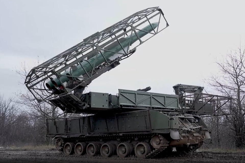    ВС РФ с помощь расчета ЗРК «Бук-М3» перехватили выпущенные из РСЗО «HIMARS» ракеты ВСУ вблизи Красноармейска. Фото: Минобороны России