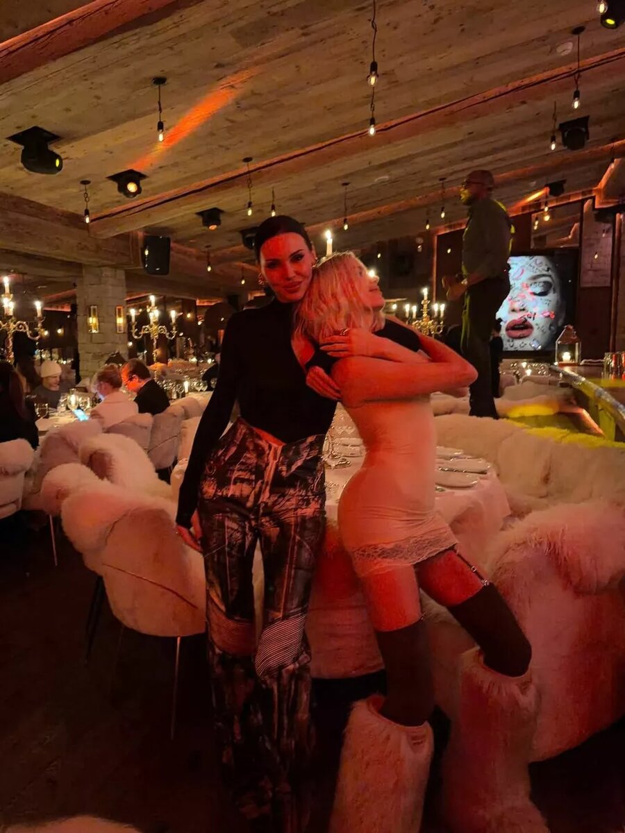 Оксана Самойлова и Елена Перминова📷
