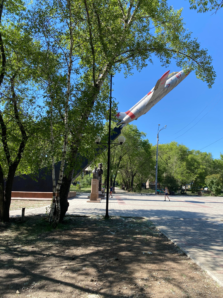 Памятник летчикам Бирманской летной школы.