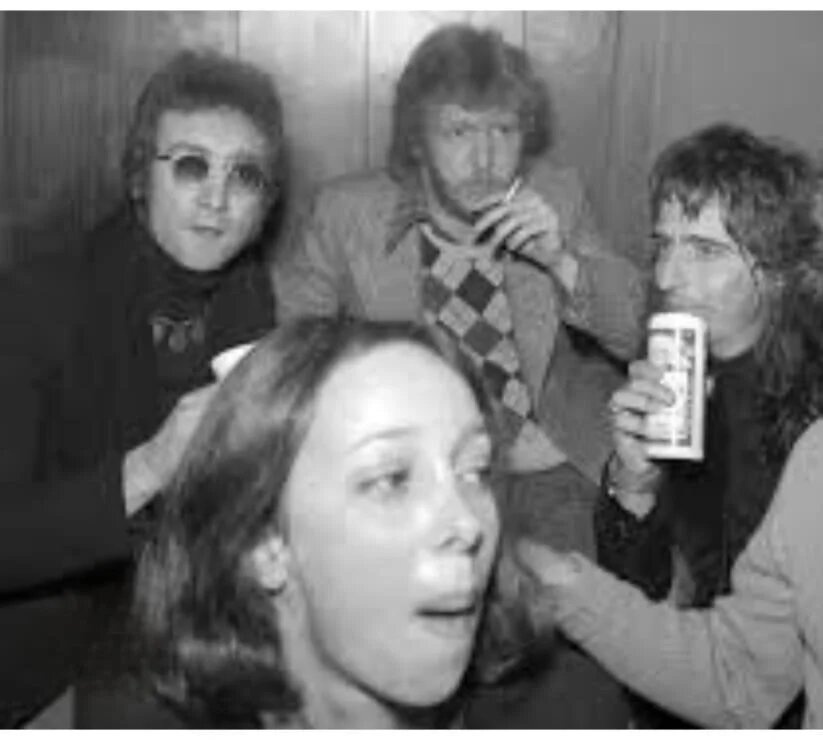 На заднем плане Леннон, Нильссон и Купер (1974)