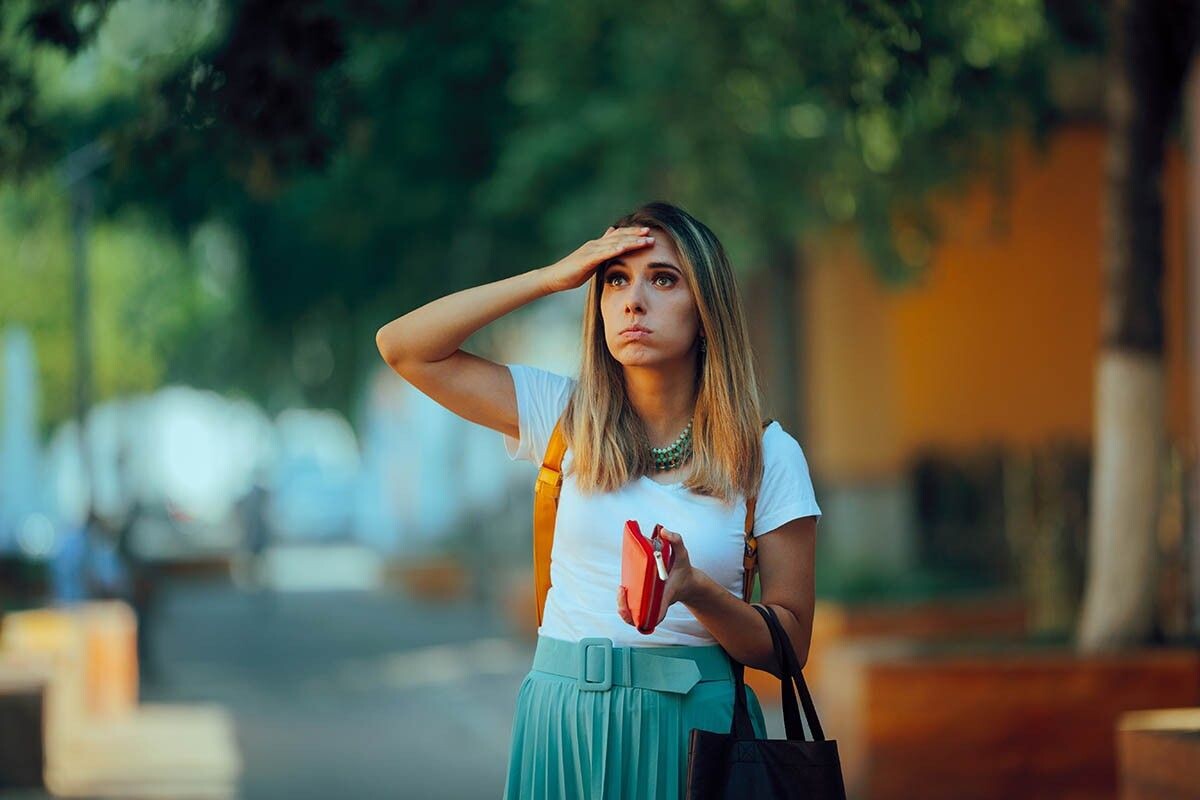 Из ситуации, когда с трудом дотягиваете до зарплаты, а финансы будто тают сами собой, нужно выбираться. Жить по такому сценарию — стресс для психики. Источник: Nicoleta Ionescu / Shutterstock / FOTODOM📷
