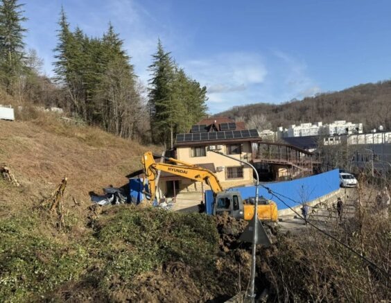 В Центральном районе Сочи сель перекрыл дорогу