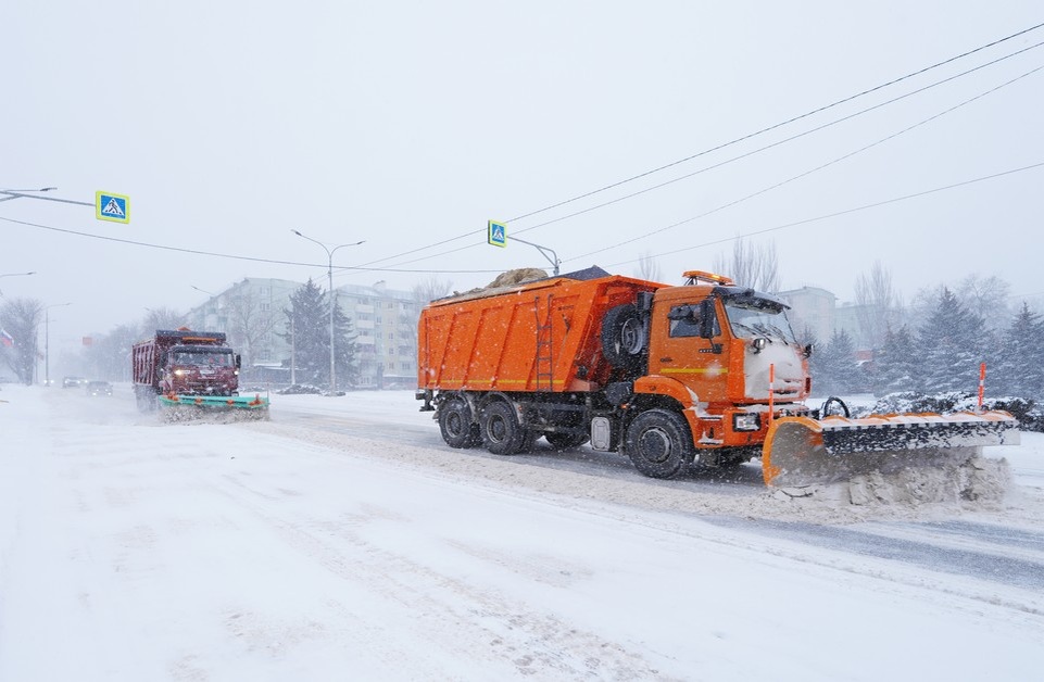    Снегоуборочные грузовики на проспекте нахимова в Мариуполе Александр ИВАНОВ