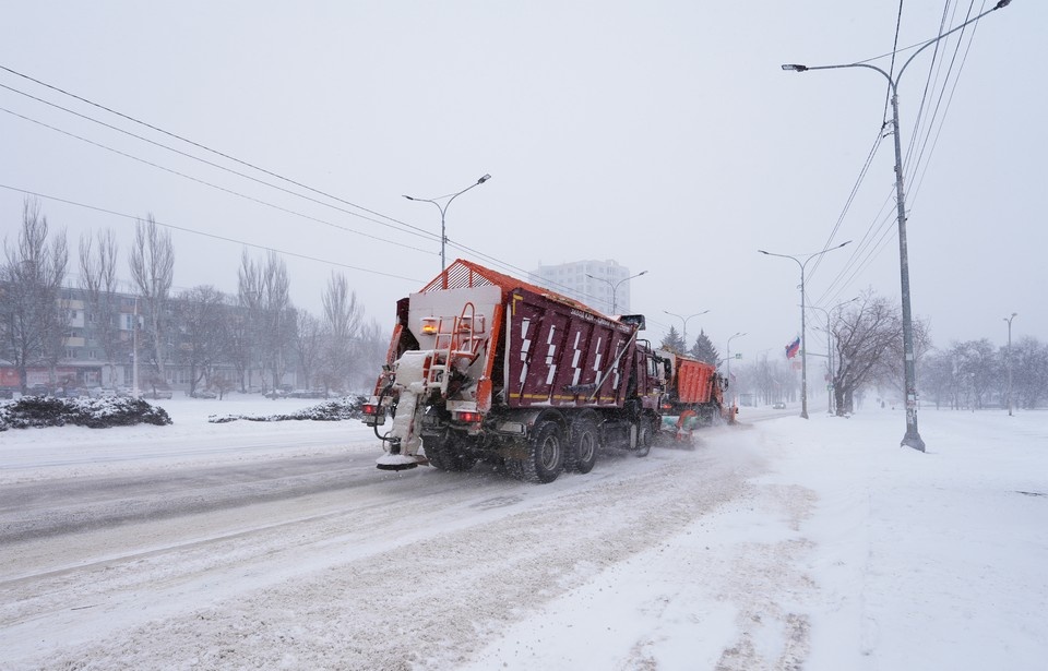    Снегоуборочные грузовики на проспекте нахимова в Мариуполе Александр ИВАНОВ