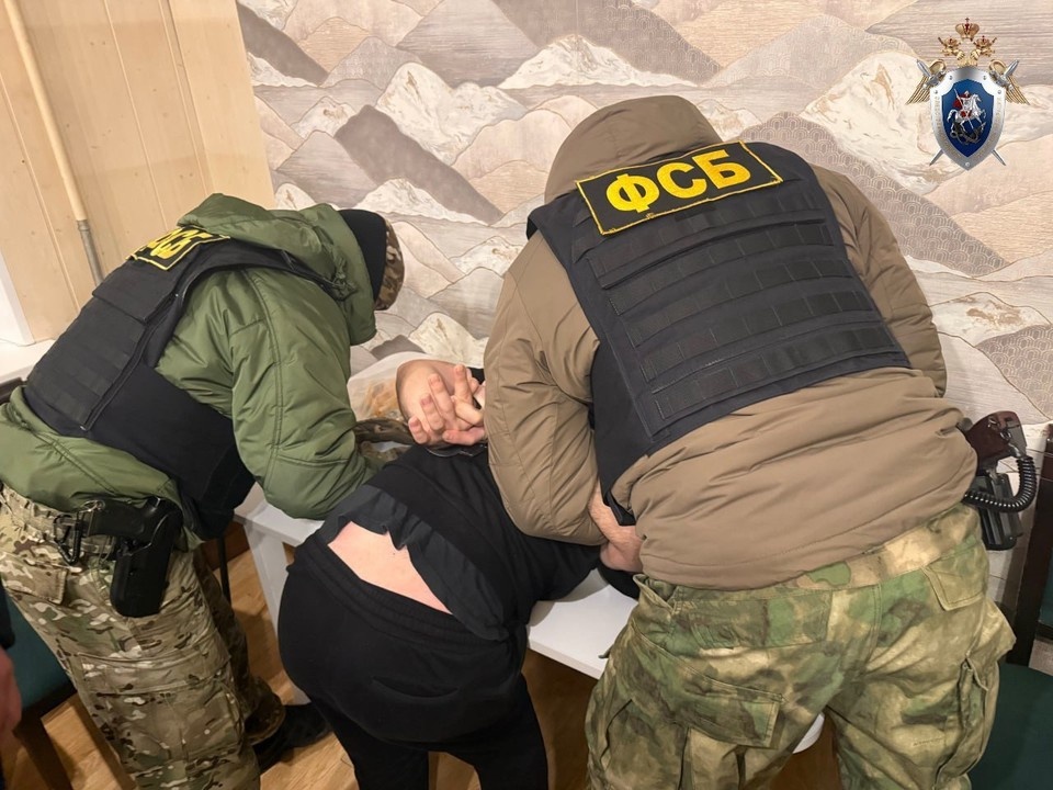    По версии следствия, в 2025 году правоохранитель, действуя совместно с сообщниками, получил от местного жителя вознаграждение в виде «услуг имущественного характера» СУ СК РФ по Оренбургской области