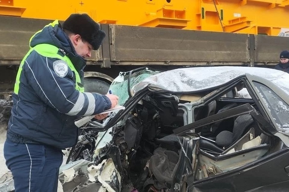    На Тюменском тракте в лобовом столкновении с грузовиком погиб водитель «десятой», его пассажир в больнице. Фото: Госавтоинспекция Свердловской области Ольга ЮШКОВА