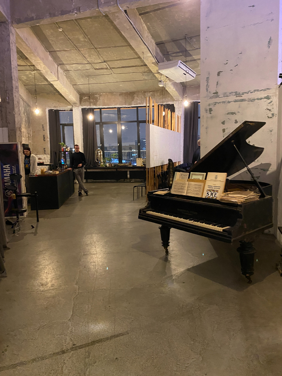 Расположена студия на пятом этаже Хлебозавода на Дмитровской