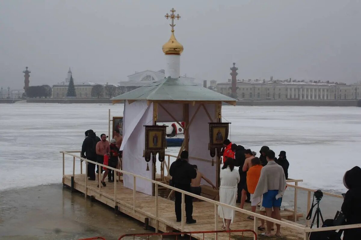    Прорубь в Петропавловской крепости 19 января. Фото: Мойка78