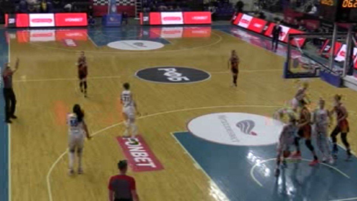    Лидеры женской баскетбольной премьер-лиги — УГМК из Екатеринбурга и наше Динамо — встретились на курском паркете