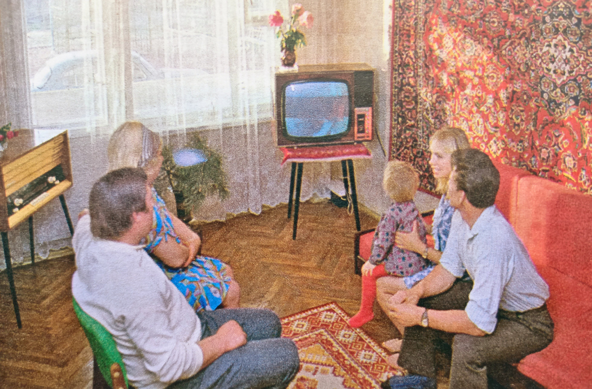 По вечерам вся семья собиралась у телевизора. В качестве иллюстраций использованы фотографии из журнала "Згадки истории" №3 2018.