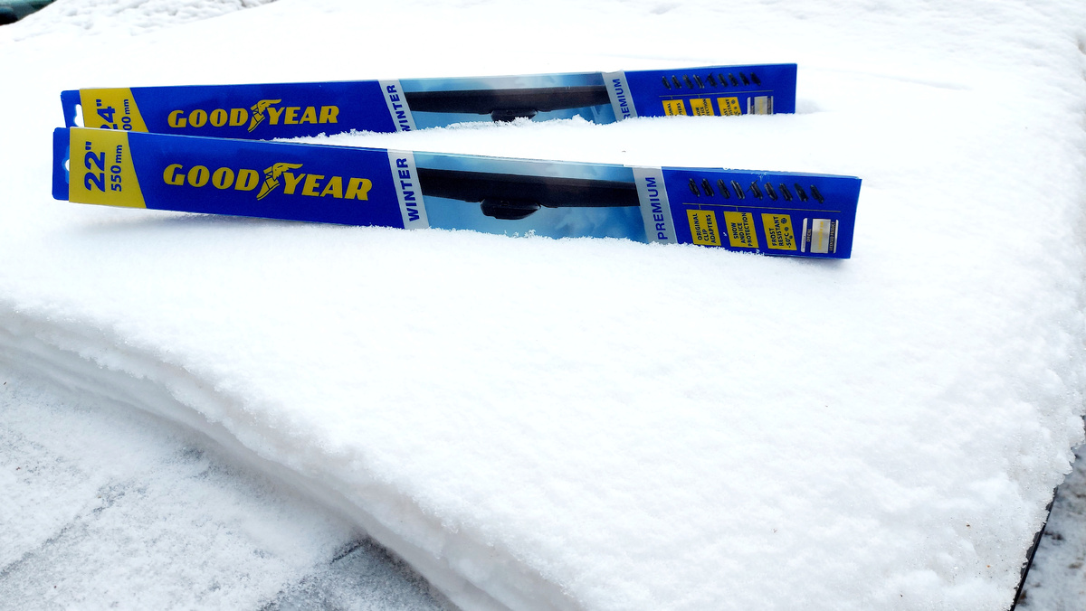 Зимние щетки стеклоочистителя Goodyear «Winter Premium» разработаны специально для эксплуатации в зимних условиях и обладают рядом особенностей, обеспечивающих высокую эффективность очистки стекла даже при сложных погодных условиях.