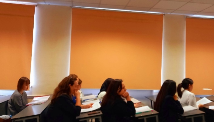 Фото 1. Фрагмент успешной сдачи итоговой аттестации студентами-будущими учителями начальных классов в ФГБОУ ВО "Астраханский государственный университет им.В.Н.Татищева",  выпуск - февраль, 2025 г.