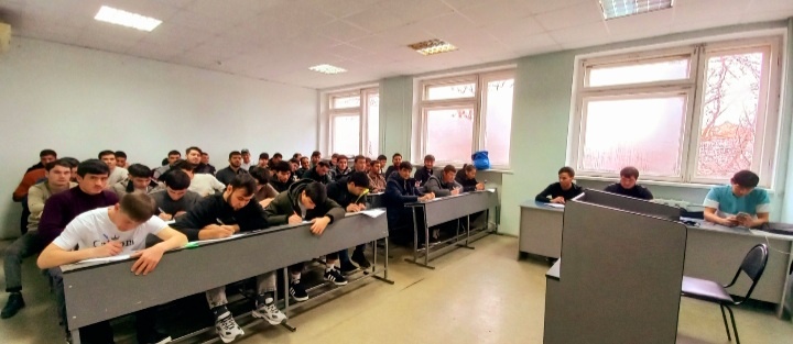 Фото 2. Иностранные студенты из Туркменистана - будущие учителя физической культуры и тренеры осваивают теорию воспитания и обучения на одном из семинарских занятий в учебной аудитории ФГБОУ ВО "Астраханский государственный университет им.В.Н.Татищева", 2025 г.