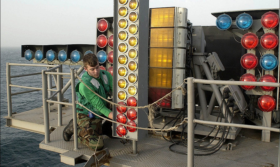 Как самолёт сажают на авианосец и там за ним ухаживают