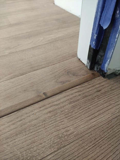 Порожек в дверном проеме при укладке ламината