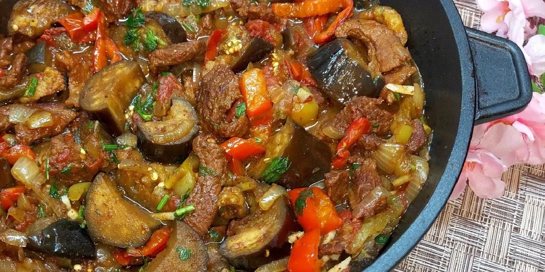 Такой ужин съедается на ура! Тушенное мясо с овощами - это так вкусно! Очень простой рецепт.