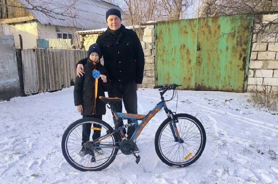    Богдан получил скоростной велосипед, о котором мечтал под Новый год. Фото: t.me/AGShahtersk