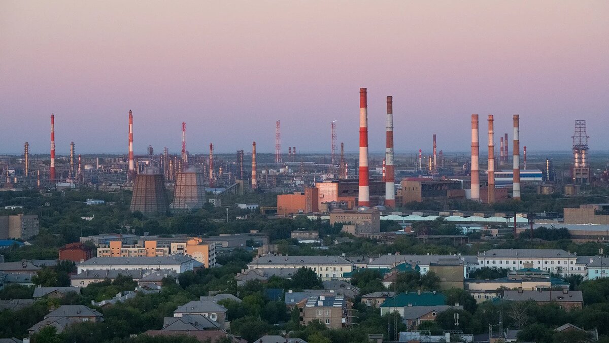   Александр Манзюк / ТАСС- Вид с городской смотровой площадки на ПАО «Орскнефтеоргсинтез». Орск, Оренбургская область, Россия, 28 августа 2025 года