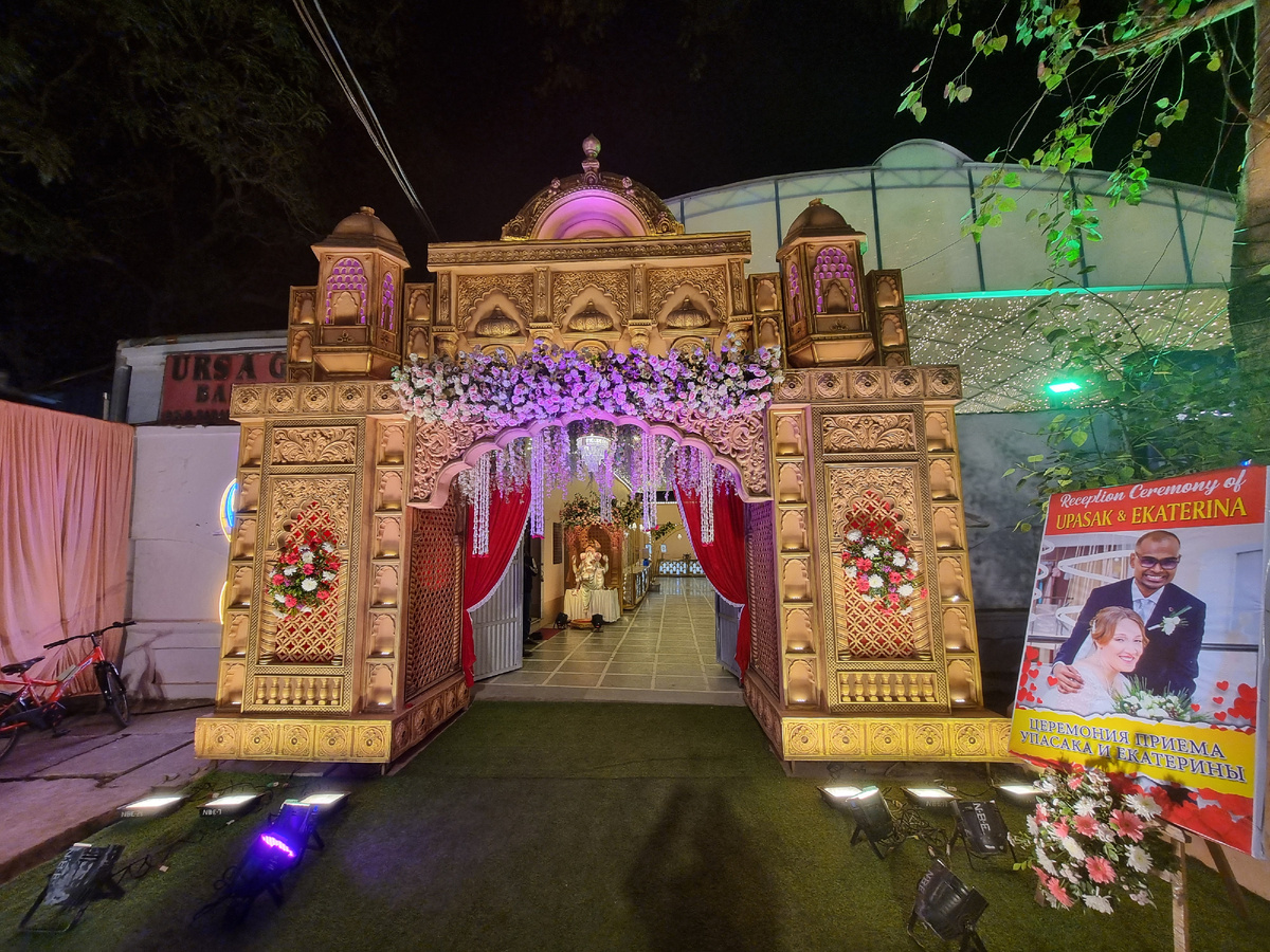 Вход на свадьбу.