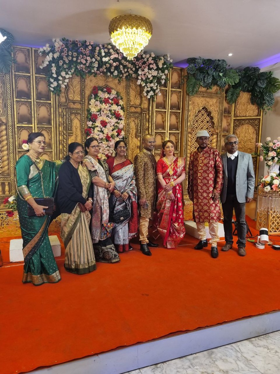 Молодожены с родителями жениха и гостями